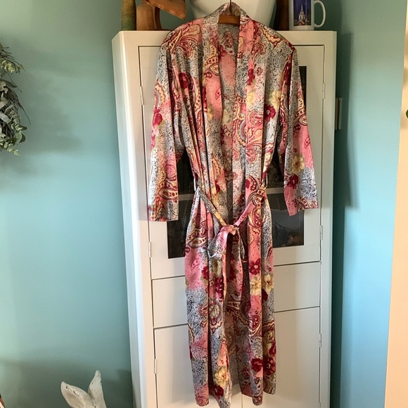 delicates Other - Delicates sz M satiny feel robe like new! Ties inside and belted pockets